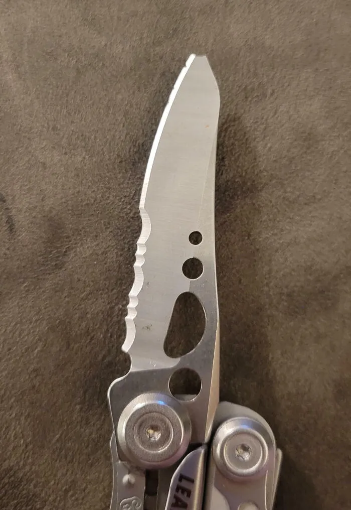 Esta hoja de cuchillo tenía 15 días. Aún estaba afilada de fábrica cuando se la di a un compañero de trabajo que quería usar mis alicates. La tuvo durante 15 minutos.