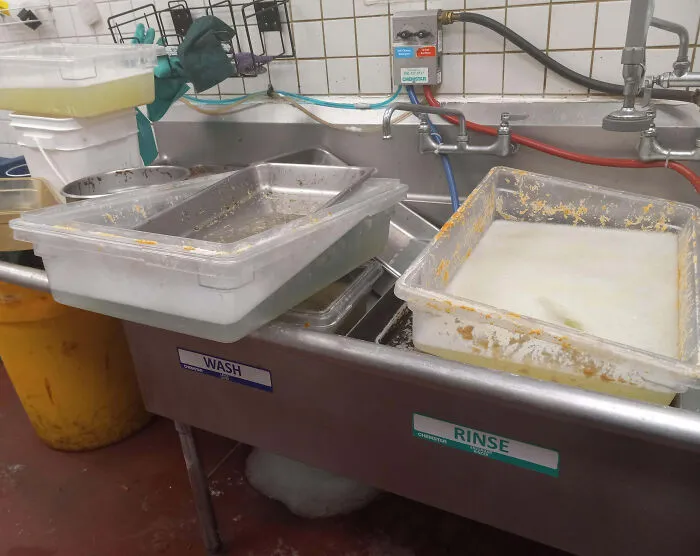 Mis dos compañeros de trabajo se fueron 45 minutos antes un fin de semana festivo y me dejaron con todos estos platos.