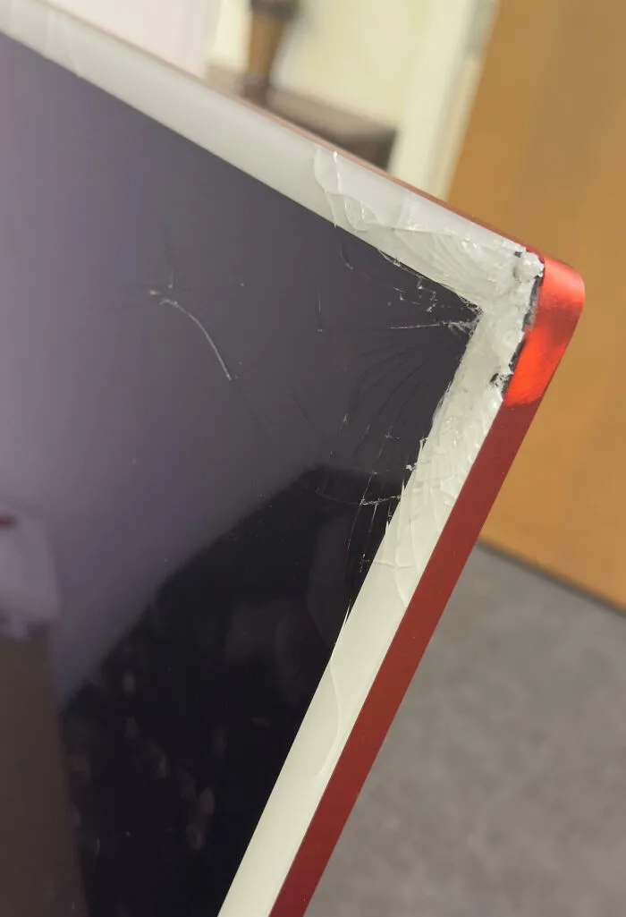 Accidentalmente choqué y tiré el iMac nuevo de $2,500 de mi gerente