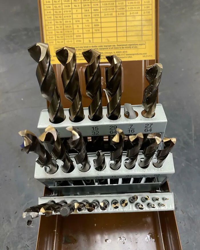 Tuve este set de brocas exactamente durante 8 horas antes de que el compañero de trabajo con el que comparto mi caja de herramientas en el trabajo hiciera esto