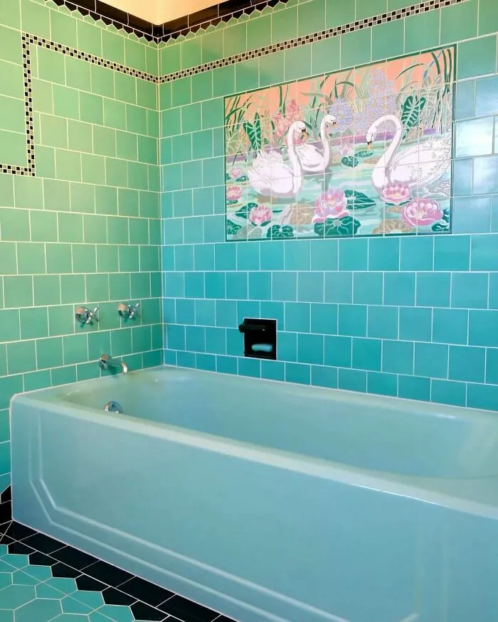 Bathroom In 1931 Spanish Revival House In San Marino