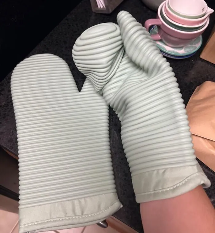 No More Screaming "Ouch" When You Grab The Cookie Sheet With These <a Style="Display:inline;" Href="Https://Www.amazon.com/KitchenAid-Ribbed-Soft-Silicone-Milkshake/Dp/B08j8gzxkz?ie=utf8&th=1&linkcode=ll1&tag=bpsparrow-20&linkid=d6483b526b13e115f3b61fc01225fab9&language=en_us&ref_=as_li_ss_tl" Target="_blank">    <span Style="Font: Inherit; Color: #d74b1f;"> Kitchen Aid Silicone Oven Mitts </Span>