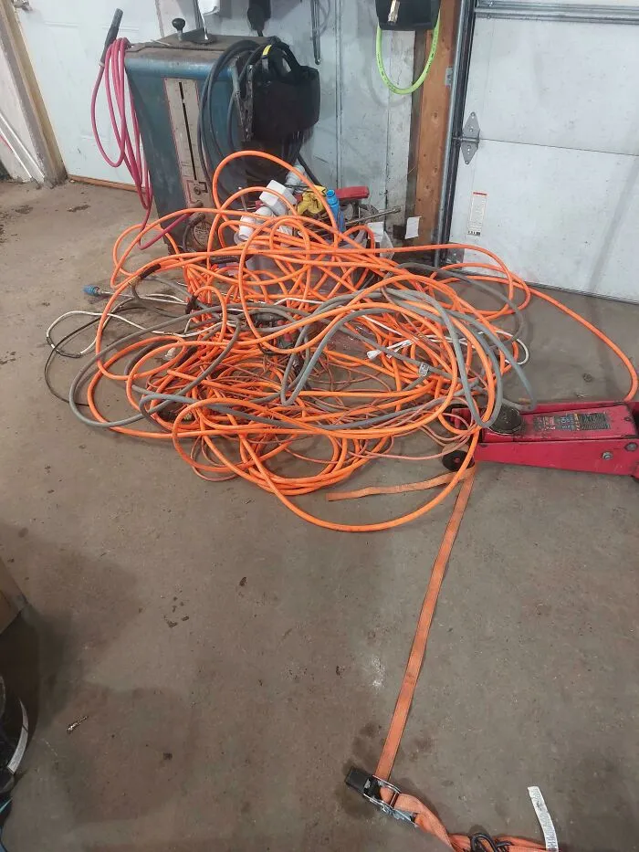 Los compañeros de trabajo han hecho esto al menos 50 veces, son 100 pies de cable de alimentación y manguera de aire (100 pies cada uno), una manguera de hidrolavadora larga y otro cable