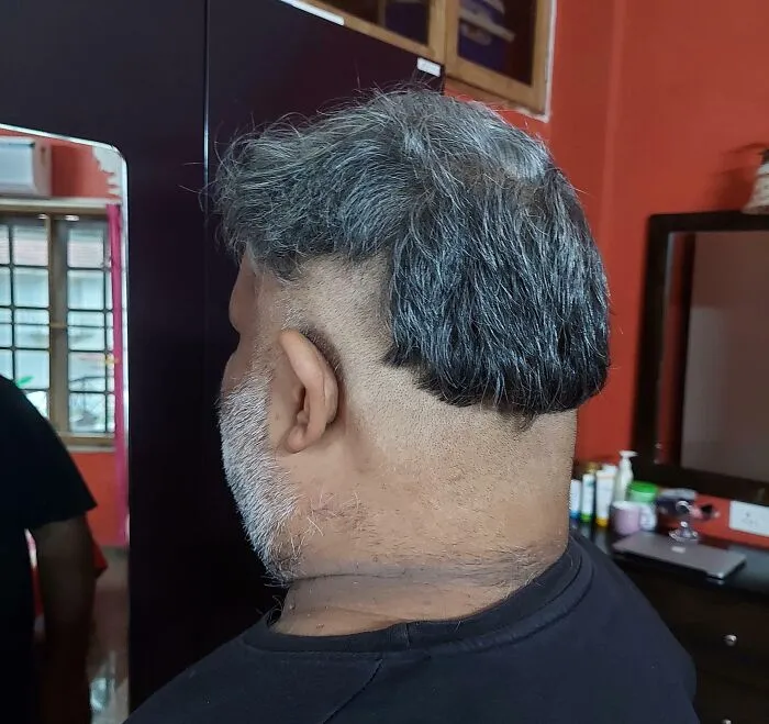 Mi madre hizo un curso de peluquería hace 9 años. Con un poco de práctica, convenció con confianza a mi hermano para que le dejara cortarle el pelo. Este es el resultado.