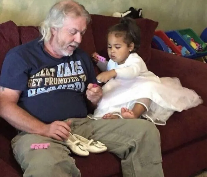 Mi padre, un paleto racista, me dijo que no quería tener nada que ver con mi hija birracial cuando estaba embarazada.