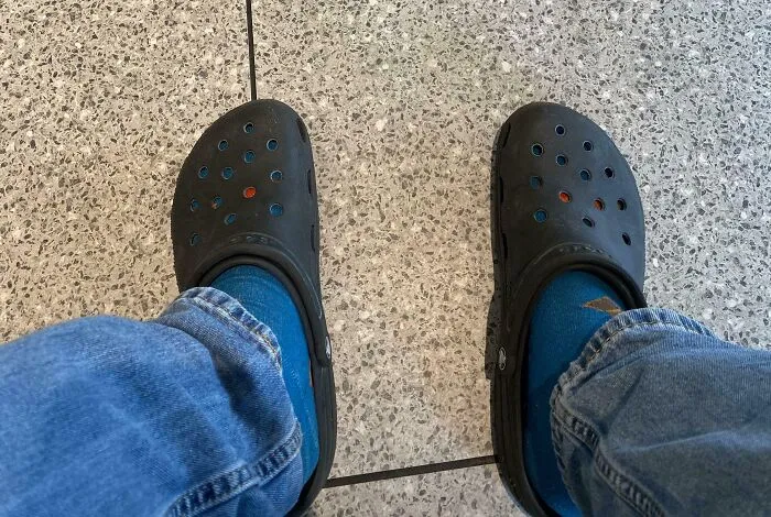 A las 4 horas de empezar un viaje por carretera de 13 horas y que durará 3 semanas de vacaciones con mi familia y me acabo de dar cuenta de que, con las prisas por irme, olvidé llevar otros zapatos conmigo.