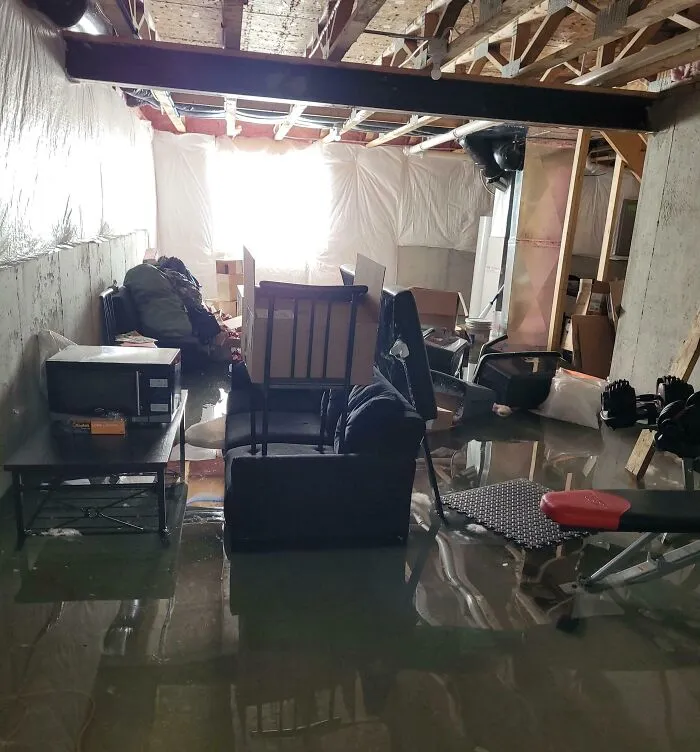 Habitación inundada con muebles y objetos flotando, ejemplo de personas que olvidaron algo importante y las consecuencias.