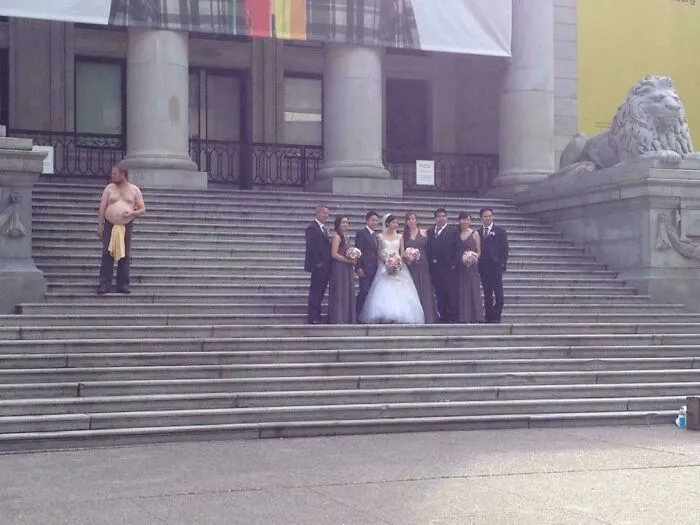 Espero que hayan eliminado a este tipo de las fotos reales de la boda.