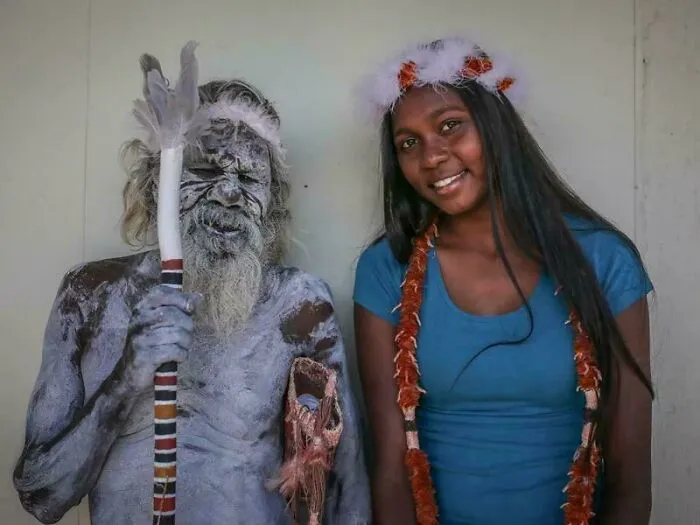 En 2016, cuando una chica aborigen australiana se graduó de la universidad, su abuelo, un anciano aborigen residente en una isla remota, viajó casi 3200 kilómetros para asistir a la ceremonia y celebrar con ella bailando.