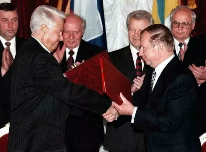 En 1996, Ucrania entregó armas nucleares a Rusia "a cambio de la garantía de no ser jamás amenazada ni invadida".