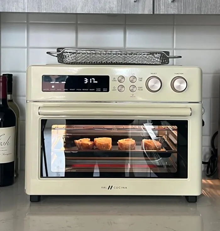 Your Kitchen Counter Can Now Look Like It's Straight Out Of The Golden Girls While Cooking Like It's From 2025 With A <a Style="Display:inline;" Href="Https://Www.amazon.com/Val-Cucina-Ultra-Quick-Multifunctional-Accessories/Dp/B0btn6h4k3?ie=utf8&th=1&linkcode=ll1&tag=bpfrog-20&linkid=57f670ab914e786dfb0ab622db77351d&language=en_us&ref_=as_li_ss_tl" Target="_blank">  <span Style="Font: Inherit; Color: #d74b1f;"> Retro Style Air-Fryer </Span>