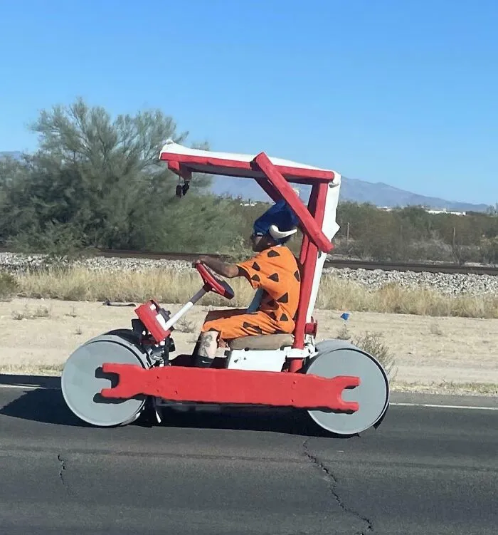 Creo que este tipo se ha pasado Halloween. Conduciendo por la carretera a 80 km/h.