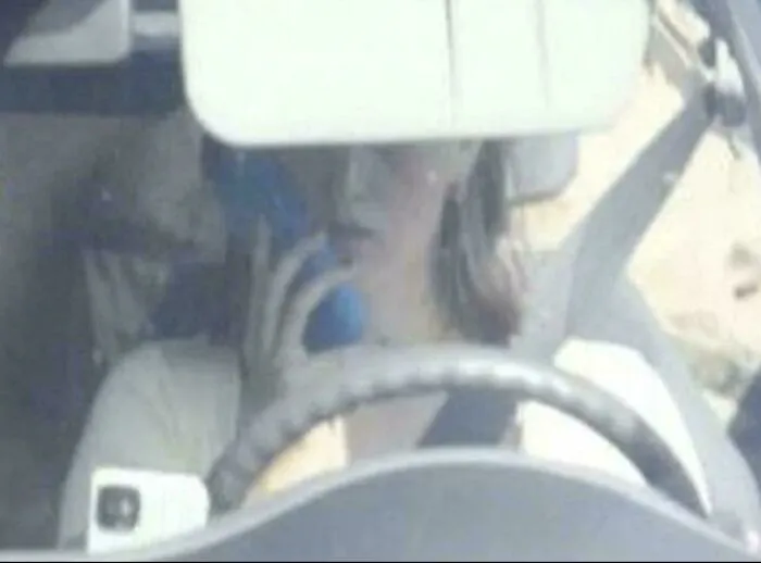 Persona conduciendo un coche y usando un teléfono móvil, ilustrando datos fascinantes sobre la seguridad vial y distracciones.