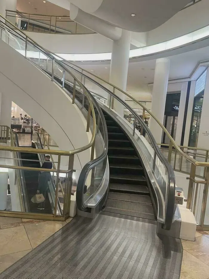 Existen las escaleras automáticas curvas