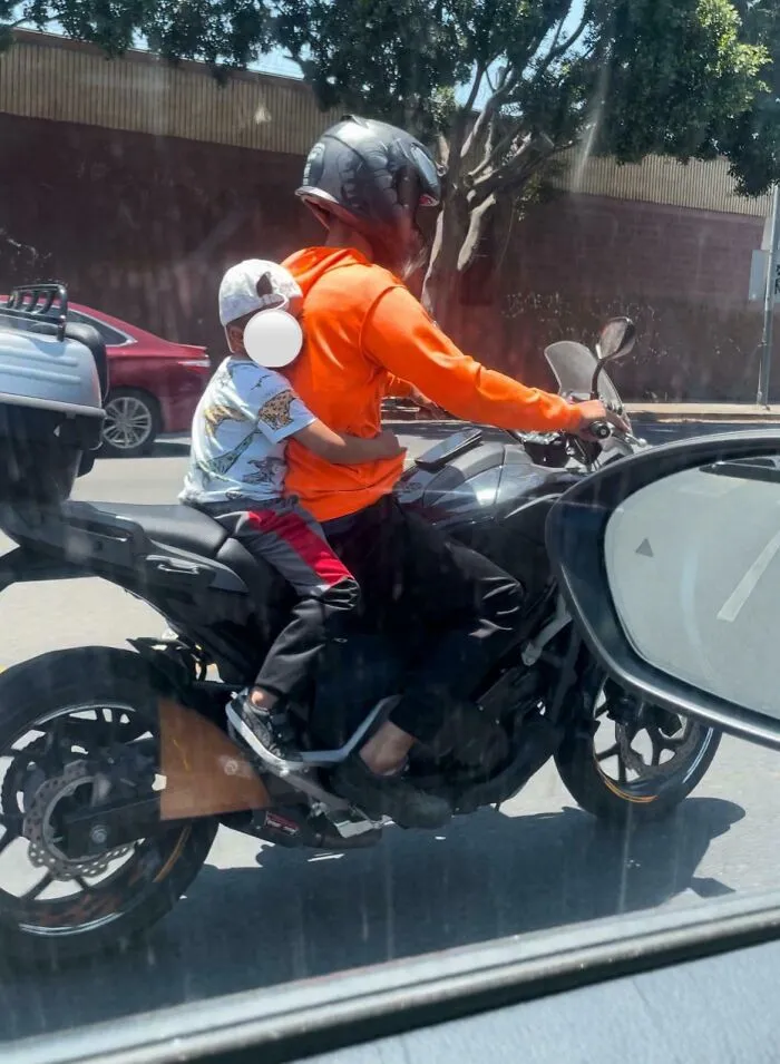 Estaba conduciendo por Los Ángeles y vi a este padre tan inteligente conduciendo su moto mientras su hijo estaba detrás. Supongo que "disfrutaba" de un paseo con papá sin absolutamente ninguna protección.