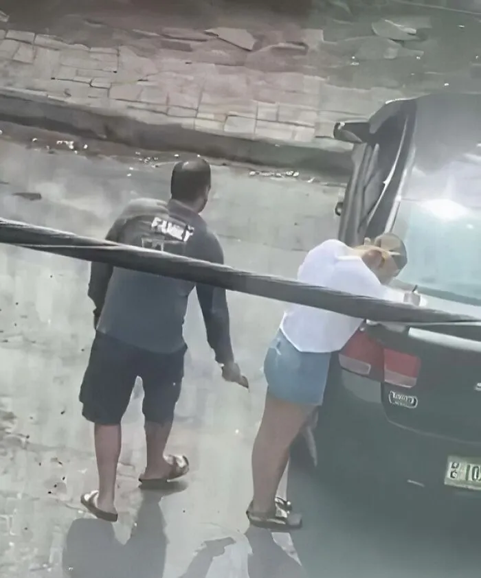 Dueño de negocio y pervertido/imbécil local pierde la propiedad de su negocio tras ser pillado tomando fotos bajo la falda