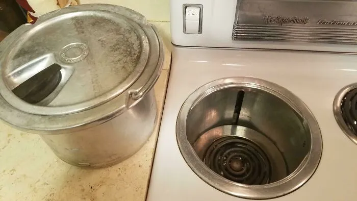 Esta estufa de los años 50 tiene una olla para sopa incorporada