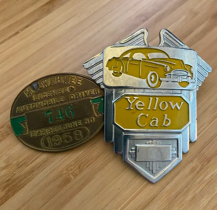 Medallón y placa de taxi de mi abuelo de 1958