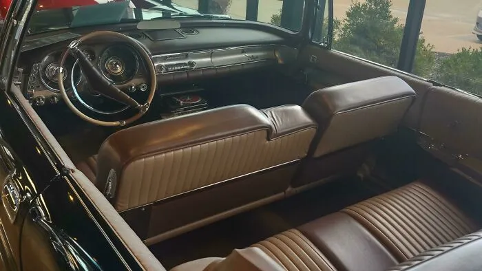 Este Chrysler Imperial de 1957 tiene un pequeño reproductor de discos de vinilo debajo del tablero