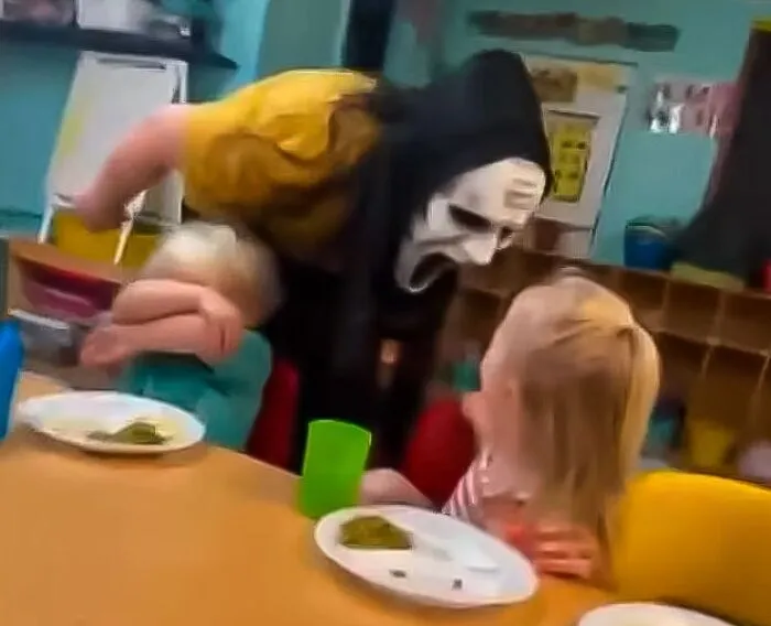 Despiden a una trabajadora de guardería tras un impactante video que se la muestra aterrorizando a niños pequeños "malos", gritándoles con una máscara de Halloween puesta.  Luego publica una disculpa servil y afirma que fue solo una broma.