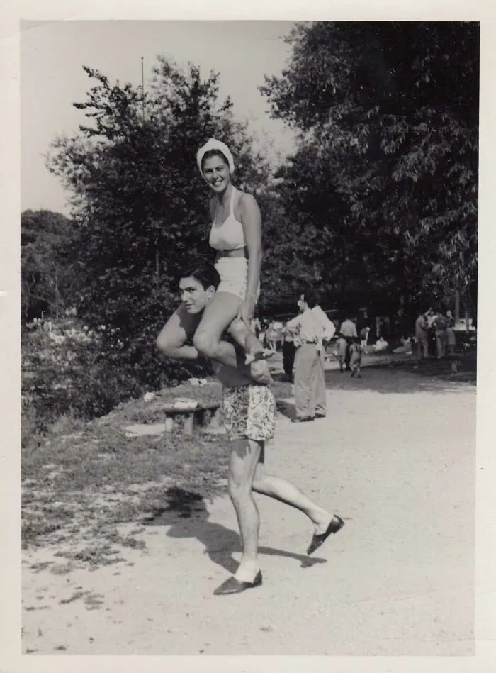 Mis abuelos yendo a la playa en 1950