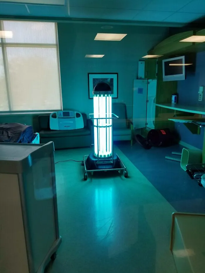 Esta es una luz ultravioleta utilizada en hospitales para descontaminar habitaciones que estaban ocupadas por pacientes con bacterias o gérmenes particularmente resistentes.