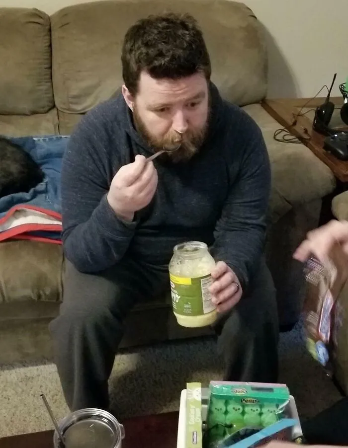 Usando una idea para una broma que vi en reddit, puse pudín de vainilla en un frasco de mayonesa. Mis hijos se horrorizaron cuando me lo comí mientras los veía abrir sus regalos de Pascua.