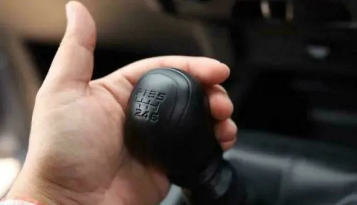 ¿Alguien aquí alguna vez tuvo que empujar y hacer saltar el embrague en segunda marcha para arrancar su coche?