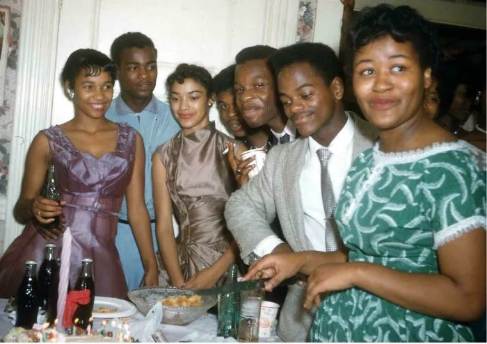 Amigos celebran el cumpleaños de una joven (la de vestido verde), alrededor de mediados de la década de 1950, fotografía en Kodachrome