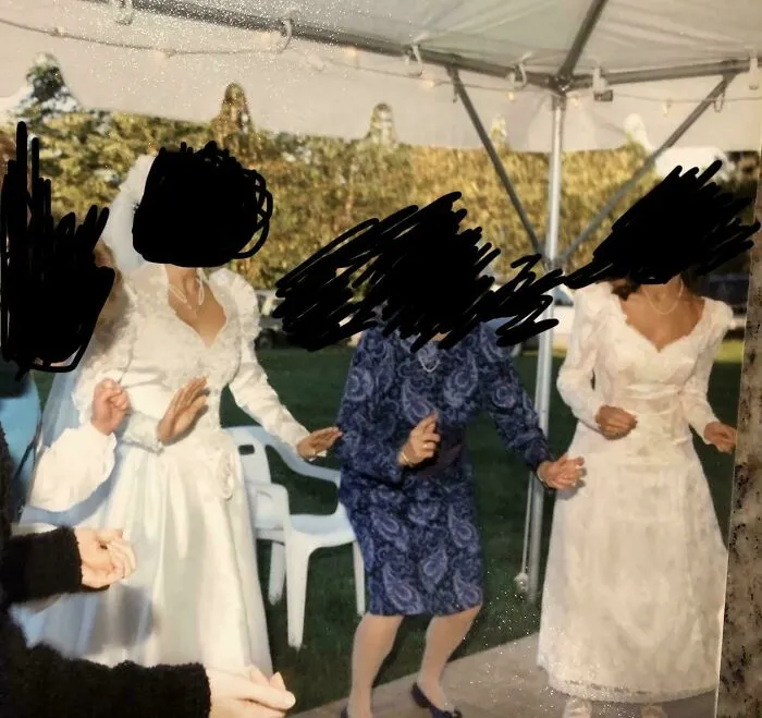 Mi tía en la boda de mi madre... adivina cuál es la novia