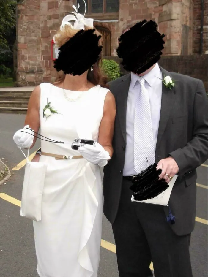 No son los novios. Se agradecen los comentarios, ya que siempre me he preguntado si estaba siendo cruel al pensar que era una declaración de intenciones