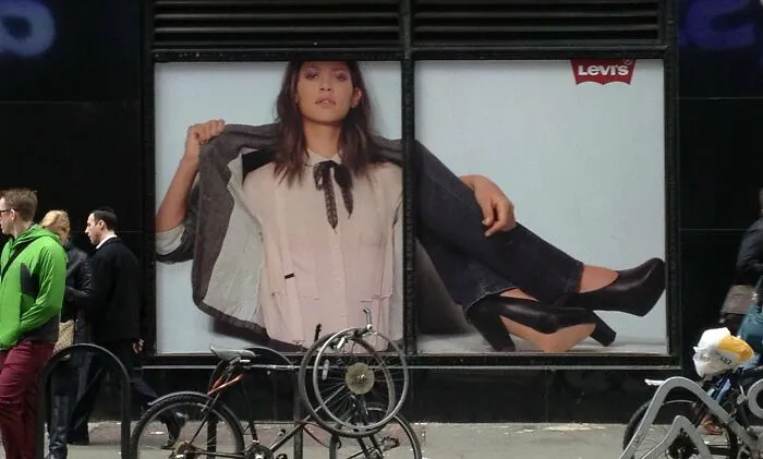 Publicidad de Levi's con un error gráfico visible que provoca un divertido fallo publicitario en la calle.