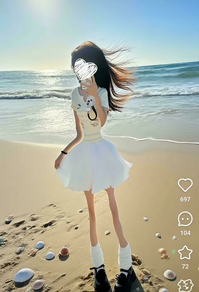 Persona en la playa con efecto distorsionado en foto, momento en Instagram donde la realidad colapsó visualmente.