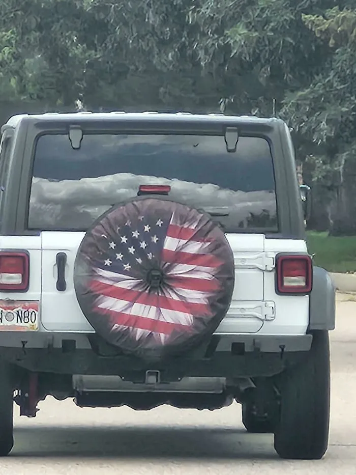 Intento de que la funda de la rueda parezca una bandera en vez de un ano gigante