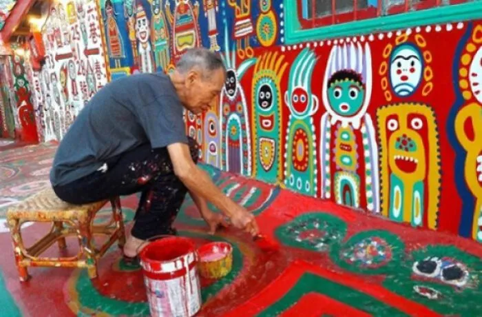 En Taiwán, un hombre de 96 años salvó su pueblo de la demolición pintando cada superficie con imágenes coloridas, lo que atrajo a tantos turistas que el alcalde ordenó que se preservara el pueblo.