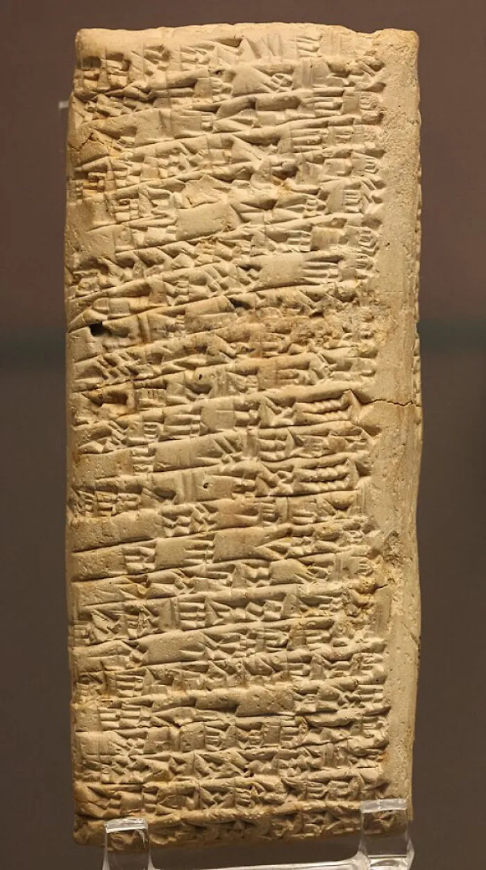 La queja de un cliente más antigua del mundo fue escrita en una tablilla de arcilla hace 3700 años. Un hombre llamado Nanni regañó airadamente a un comerciante de cobre, Ea-nāṣir, por venderle productos de baja calidad. Tablilla expuesta en el Museo Británico.