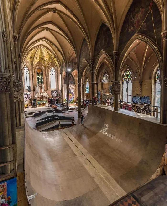 Iglesia abandonada convertida en parque de patinaje