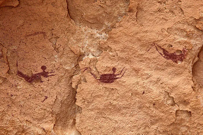 La Cueva de los Nadadores presenta representaciones de figuras humanas de 8.000 años de antigüedad que parecen flotar o nadar en medio del desierto del Sahara.
