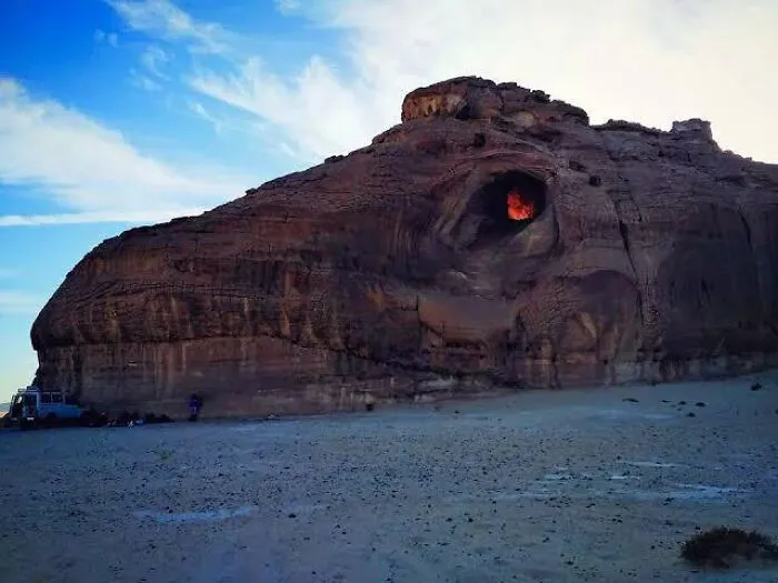 La Montaña Cabeza de Dragón en el sur del Sinaí, Egipto. El resplandor rojo en el «ojo» es una fogata en la cueva.