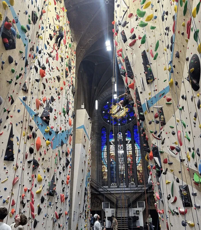 Esta iglesia en Bélgica se convirtió en un gimnasio de escalada en roca