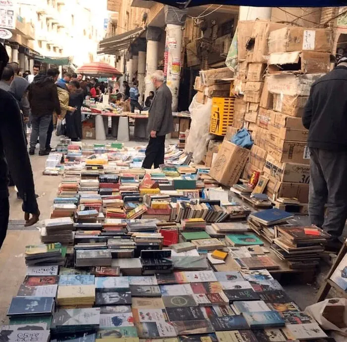 En los mercados del libro de Irak, los libros se dejan en la calle durante la noche porque, como dicen los iraquíes, «el lector no roba y el ladrón no lee».