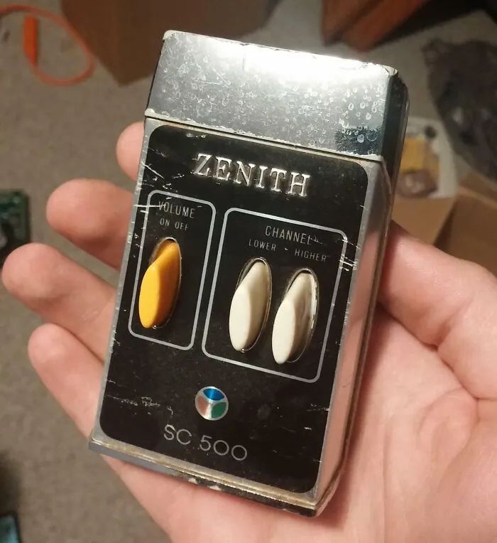 ¿A alguien le gusta la tecnología de los años 50? Este es un control remoto ultrasónico para TV.