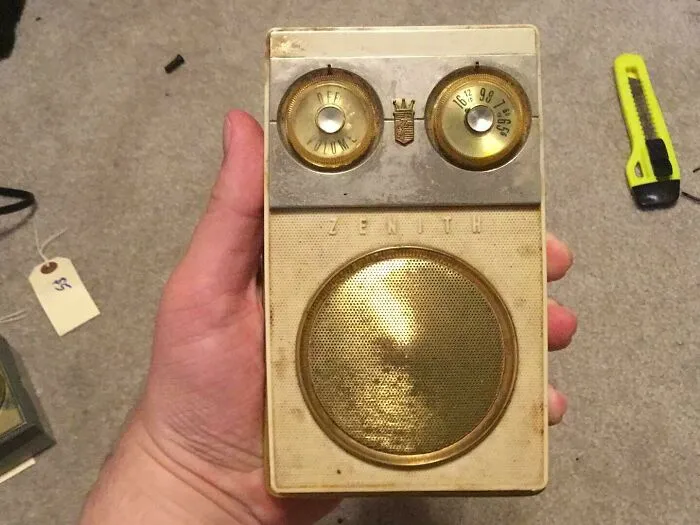 Conseguí esta radio de bolsillo de los años 50. Todavía funciona. Pagué 2,50$ por ella