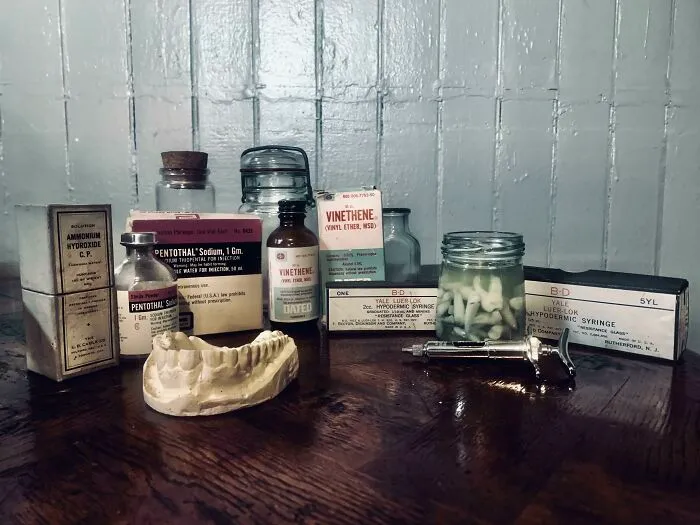 Conjunto de medicamentos y utensilios dentales antiguos que muestran vida cotidiana en la década de 1950.