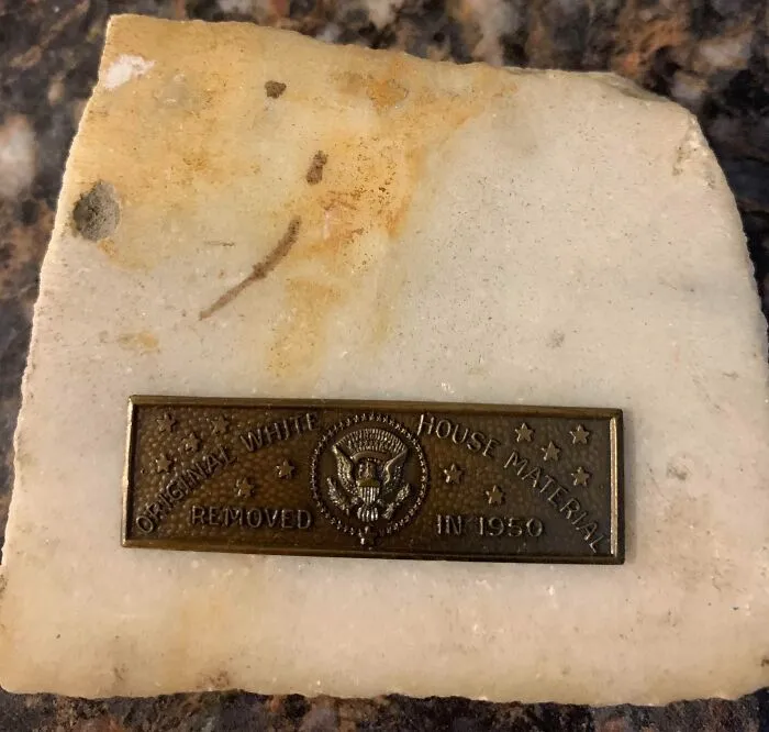 Esta es una pieza de la Casa Blanca de 1950, retirada para su renovación. Mi abuelo tenía una colección peculiar de objetos aleatorios; este era, sin duda, el más interesante.
