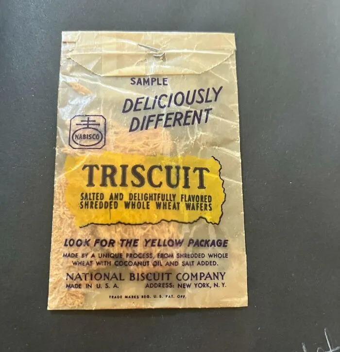 Paquete vintage de Triscuit en papel envejecido, representando imágenes de la vida cotidiana en la década de 1950.