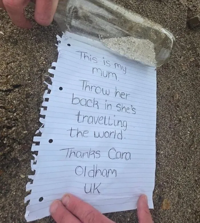 "Esta es mi madre. Devuélvela al mar, está viajando por el mundo. Gracias, Cara.
Oldham, Reino Unido"