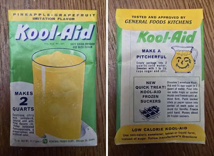 Paquete vintage de polvo para bebida Kool-Aid con sabor a piña y toronja, típico de la vida cotidiana en la década de 1950.