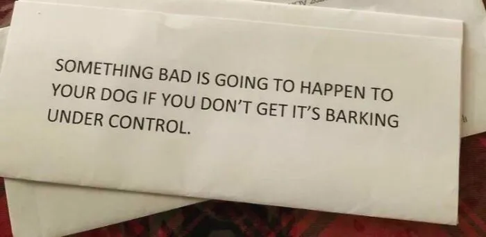 Nota intimidante de vecinos mezquinos advirtiendo sobre el control del ladrido del perro para evitar problemas.