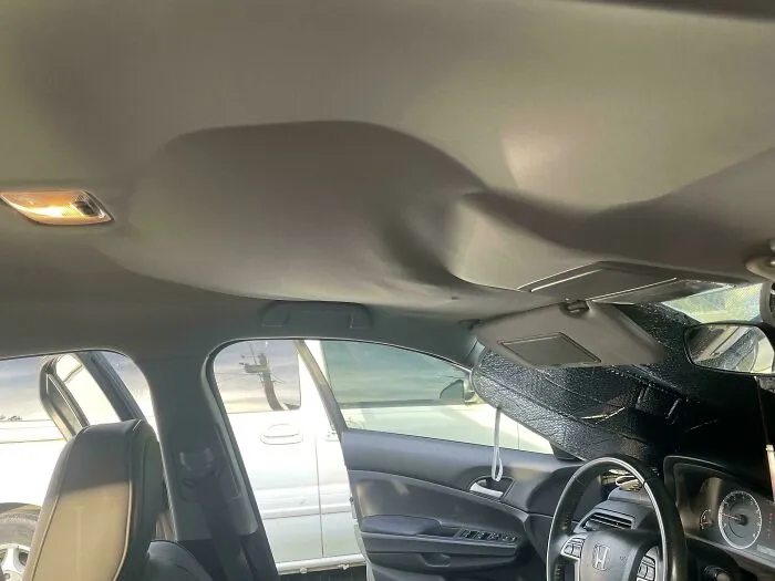 Interior de un coche con techo y parasol derretidos mostrando consecuencias de las olas de calor veraniegas.